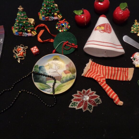 JUNK DRAWER VINTAGE CHRISTMAS DOLL HOLDERS JEWELRY BEADS ETC. LOT - Picture 10 of 10